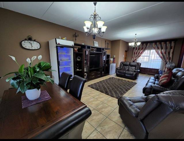3 BEDROOM TOWNHOUSE FOR SALE IN VANDERBIJLPARK SE 8